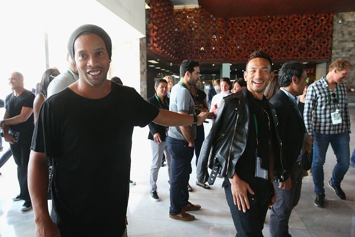 来日したロナウジーニョ、再会した48歳中田英寿氏との2ショット投稿！義姉は「アリガト、広島」