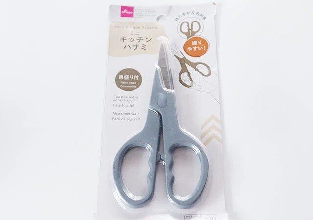 ダイソーのミニキッチンハサミ（wavy）のパッケージ