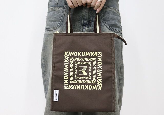 保冷トートバッグを持ったところ