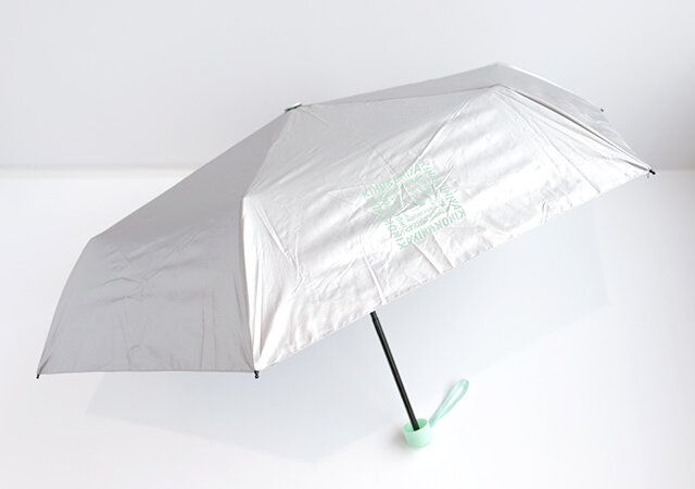 折りたたみ傘を開いたところ