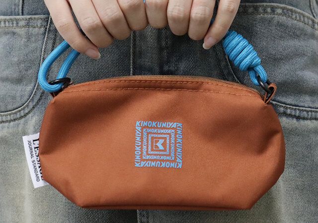 保冷おにぎりポーチを持ったところ