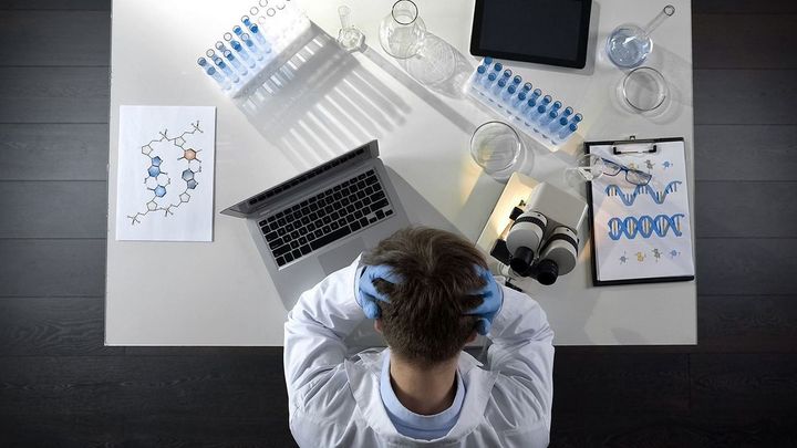 実験失敗で動揺する研究員