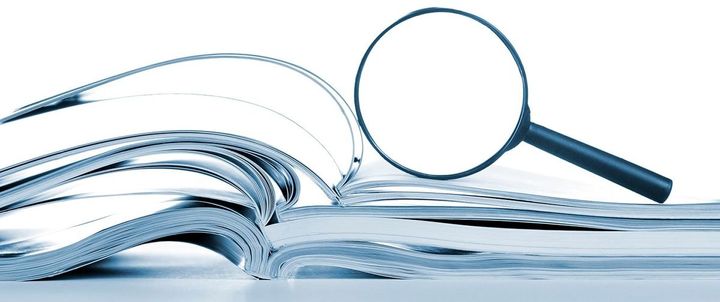 拡大鏡ガラスと開いた雑誌