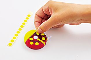 マステで工作！ 育脳おもちゃ。引っ張って感触を楽しむ「カチカチてんとう虫」の作り方の画像6