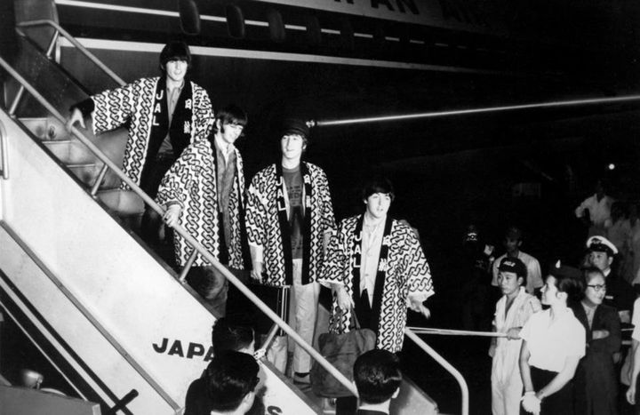 来日する遠藤航のリヴァプール、伝説の『ビートルズJAL法被』をオマージュ！「どこで買えますか？」と話題