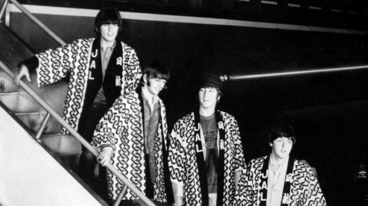 来日する遠藤航のリヴァプール、伝説の『ビートルズJAL法被』をオマージュ！「どこで買えますか？」と話題