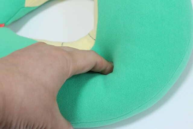 ダイソーのネックピロー（ヘビ）5