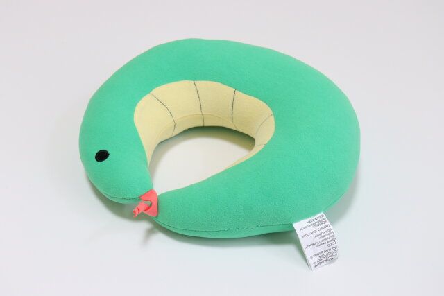 ダイソーのネックピロー（ヘビ）2