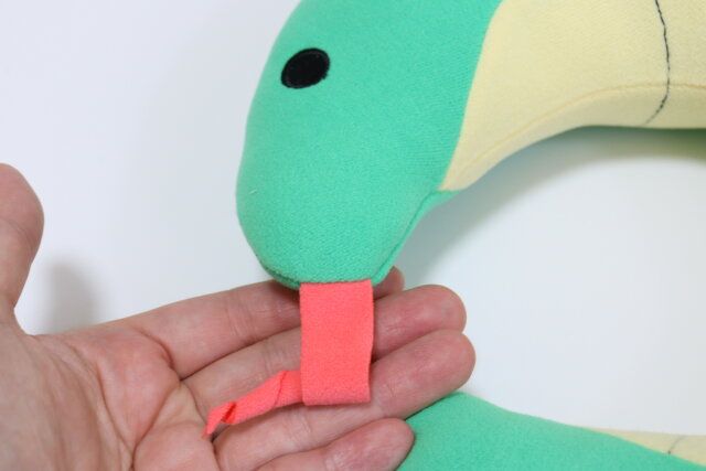 ダイソーのネックピロー（ヘビ）3