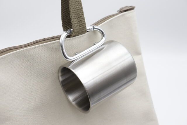 2重ステンレスマグ（260mL、カラビナ取っ手） 持ち運び