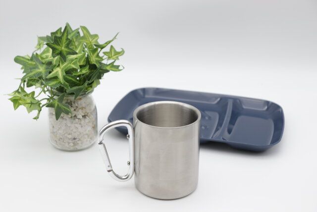 2重ステンレスマグ（260mL、カラビナ取っ手） 使用例