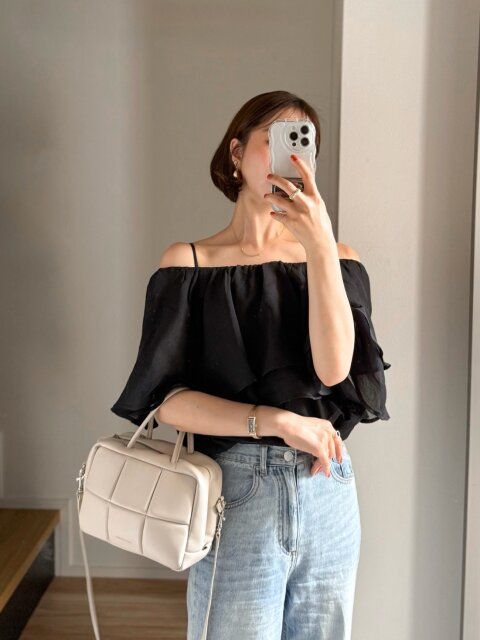 ストラップを見せるコーデ