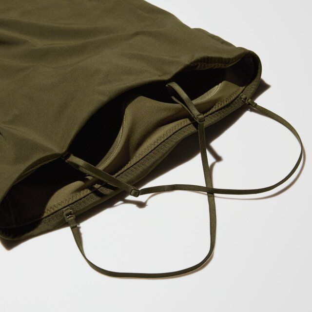 ストラップはバッククロスやワンショルダーにもアレンジできる。