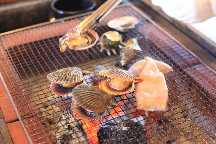 志摩の海女さんが心を込めておもてなし。焼き立て魚介類を満喫できる「海女小屋体験施設さとうみ庵」