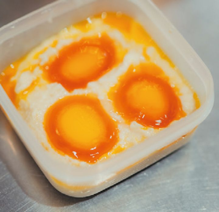 広めの保存容器に酒粕を敷き詰め安定した漬け床を作ることがきれいに仕上げるコツ。豆皿やレンゲでサーブすればおもてなしにも◎。