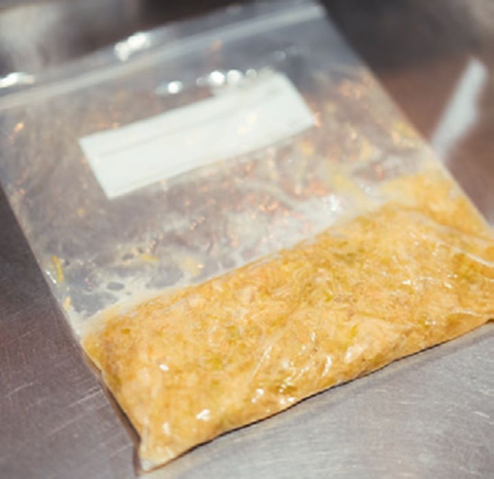 ジッパーバッグに入れ、空気を抜いてザワークラウトを平たくバットにのせ、上から重しをするとしっかり漬けることができる。