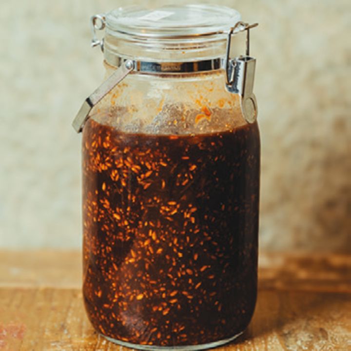 するめいかがしっかりと漬け汁に浸かるように入れるのがおいしさのコツ。いかが汁を吸ったら同量の醤油、酒、みりんを継ぎ足して。