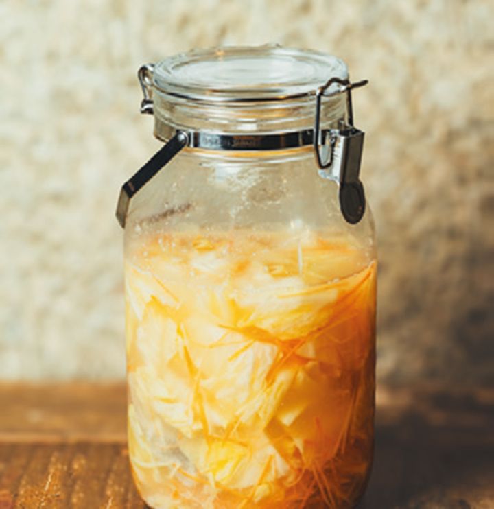 空気に触れず清潔に保てる密閉瓶での保存が一番。微生物をまんべんなく行き渡らせ、発酵を進めるために毎日底からしっかり混ぜて。