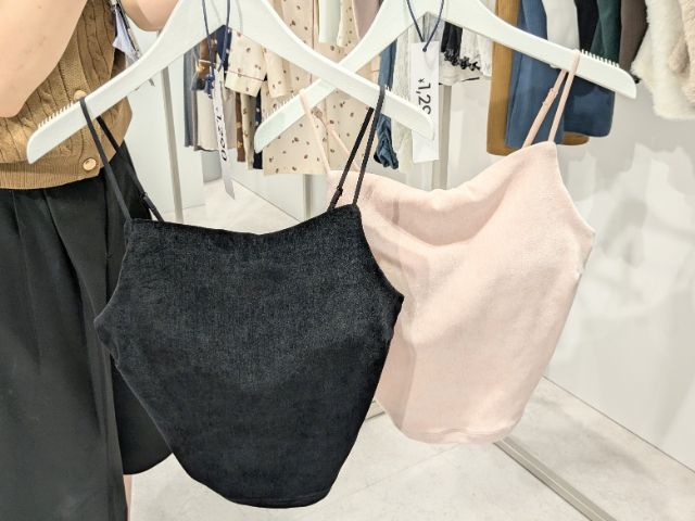 黒とピンクのブラフィールクロップドベロアキャミソール