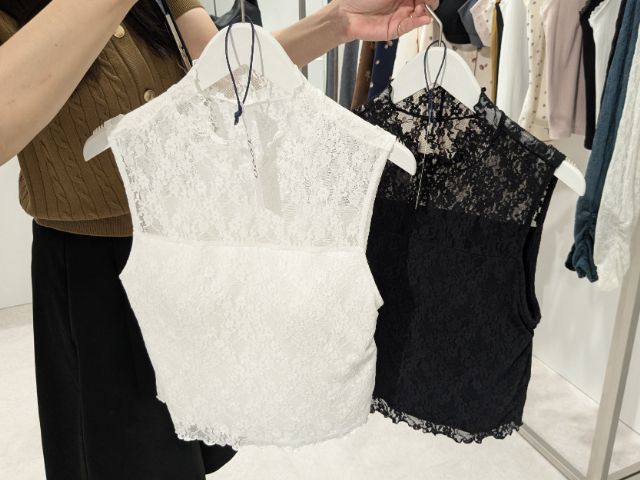 黒と白のブラフィールクロップドレースT(ノースリーブ)