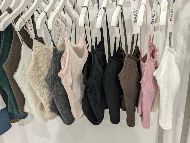 色々な種類のキャミソールがラックにかかっている