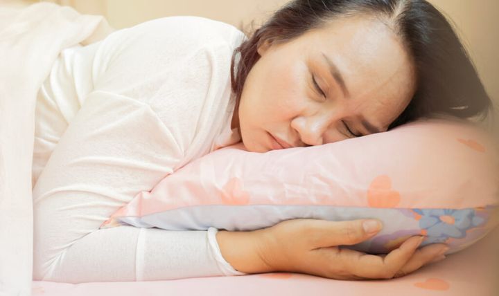 熱帯夜で眠れない…！ 睡眠の質が下がるやりがちNG習慣4つ