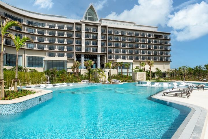 客室から見える空も海もプールも、すべてが青い！ 宮古島のブルーはどこかほかと違うのだそう