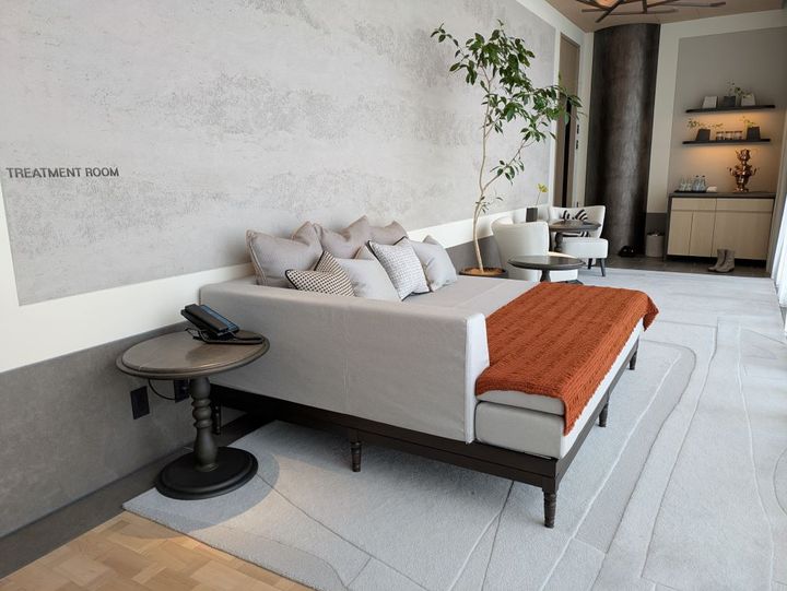 プライベートスパハウスのリラクゼーションエリア。サウナ後はなぜかものすごくお腹がすくので、軽食（季節のフルーツ）がありがたい！