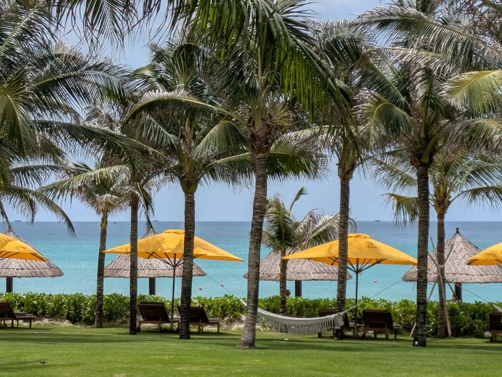 まさにビーチフロント。ニャチャンの街までは車で30分ほど離れているので、喧噪もなく静かな滞在ができる