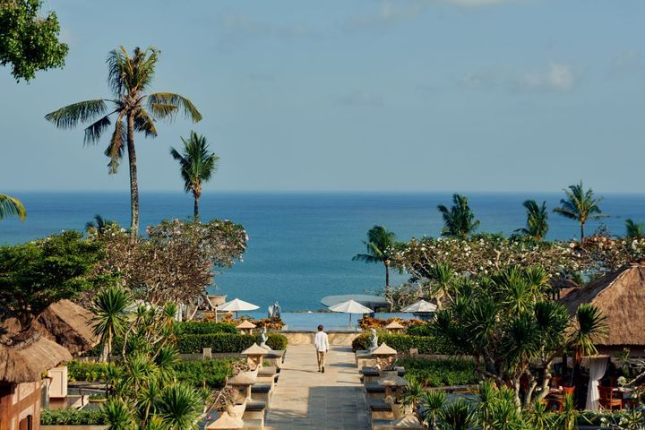 インド洋を一望するグッドロケーション。広大な敷地内にはバスが走り、移動するのも楽々