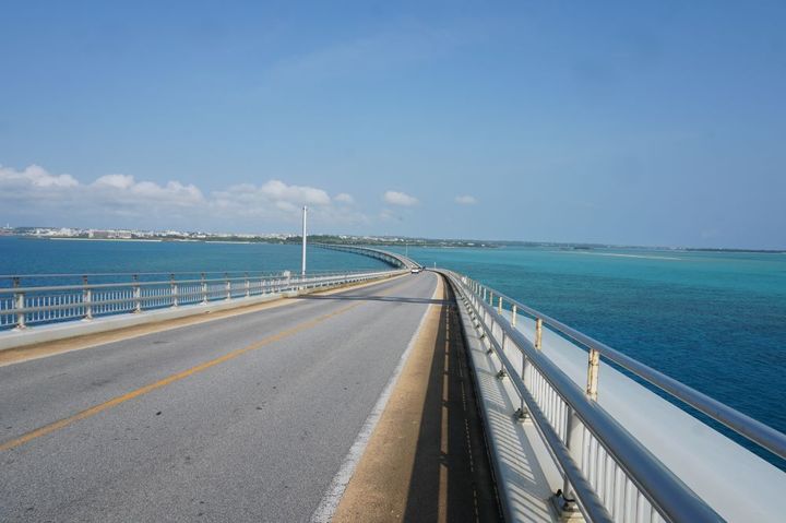 遮るものがない、この解放感！ 日差しが強いので早朝か夕方、必ず帽子をかぶって。疲れたら立ち止まって、ウミガメを探してみて