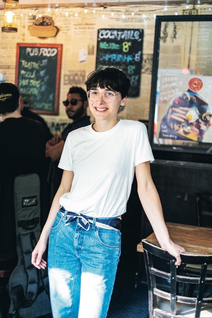 シンプルなTシャツの着こなしは小物をプラスして即垢抜けコーデに