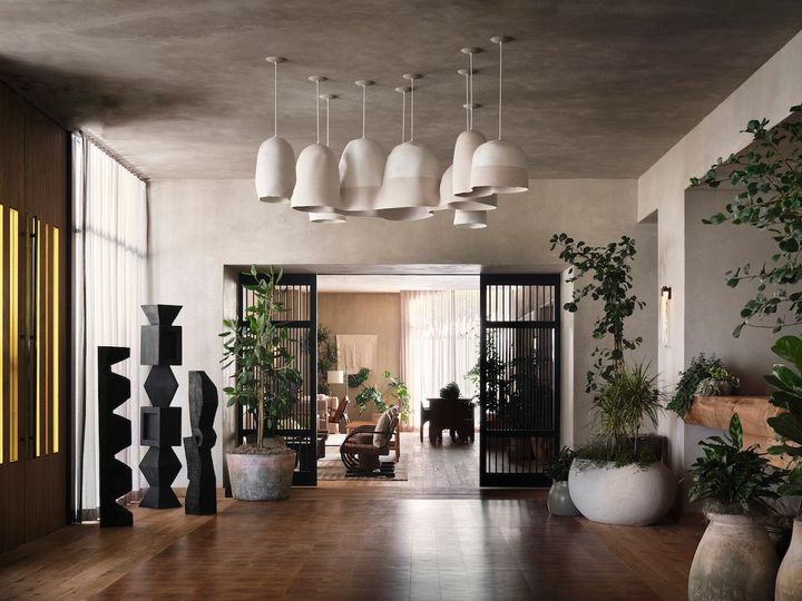 館内のインテリアはブラウンやベージュを中心としたアースカラーで統一。