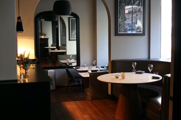 落ち着いて食事ができる、シックでエレガントな雰囲気の漂う店内。Photo_ Tina Yang