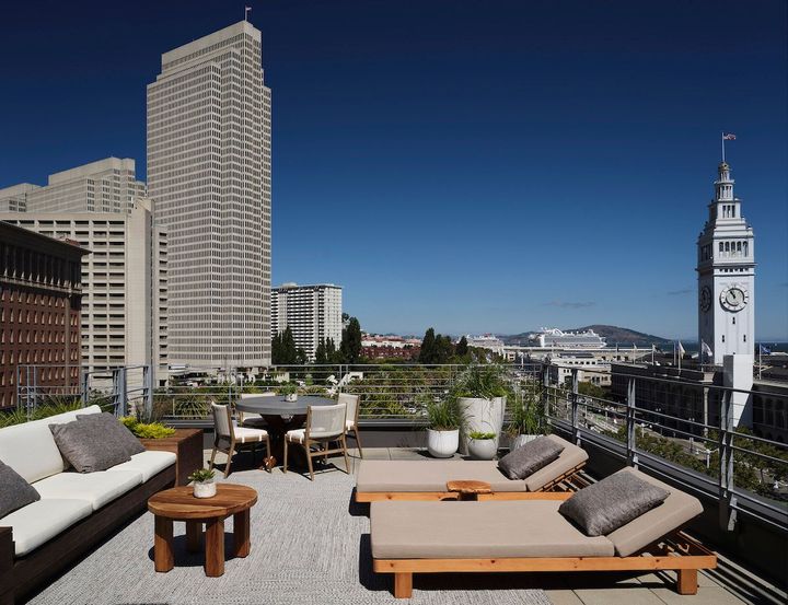 屋上テラス付きの「テラス スタジオ スイート」から、サンフランシスコ湾を囲む丘陵地帯を一望する。