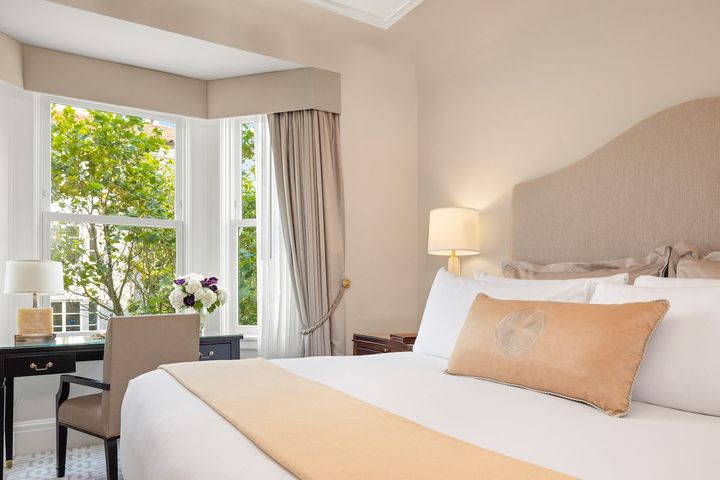 ベージュとオフホワイトの自然な色合いのインテリアが居心地のよい空間を創り出す。Photo_ Travis Watts