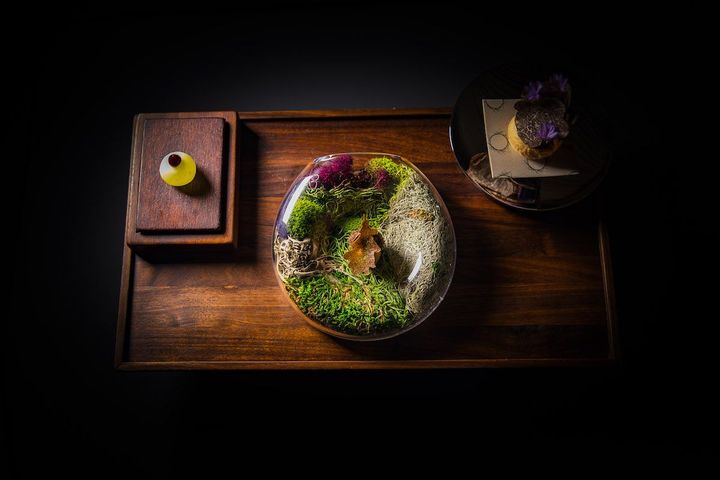 レシピを決めずにまず詩を書くと、自然と料理が浮かんでくるという。Photo_ John Troxell