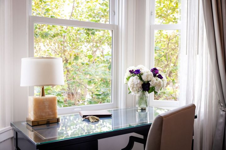 サンフランシスコ湾の眺望が楽しめる高台の高級住宅地パシフィック・ハイツに位置する。Photo_ Travis Watts