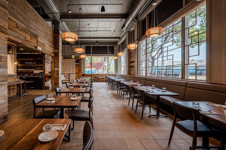 店内はモダンなインテリアで統一され、韓国料理のレストランとは気付かないほど。Photo_ Porkbelly studio