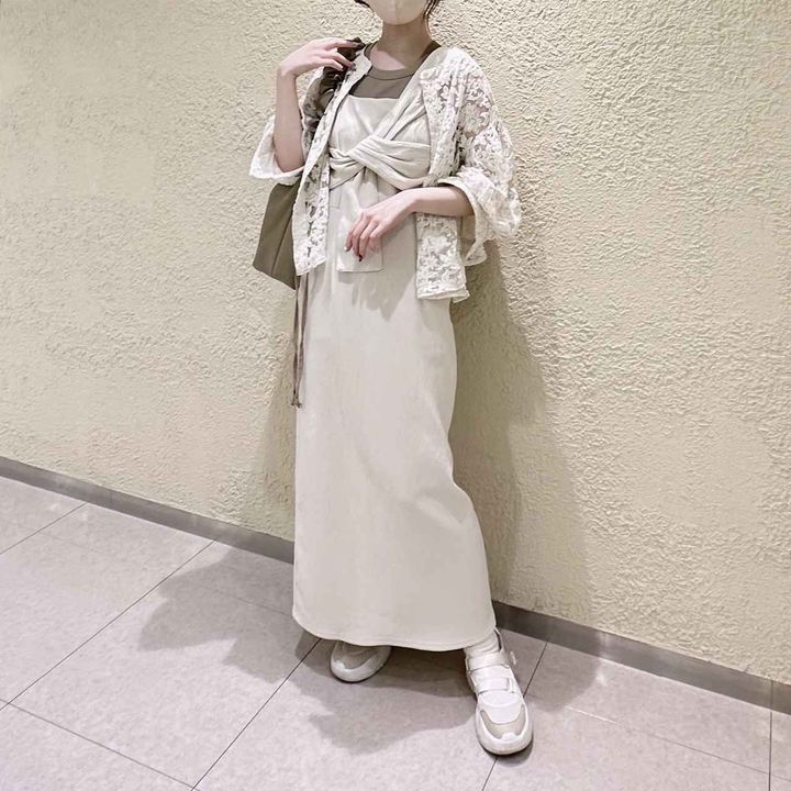 画像: ホワイト系コーデに差し色