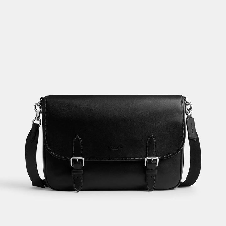 ヒッチ メッセンジャー バッグ ￥99,000／COACH （コーチ・カスタマーサービス・ジャパン 0120-556-750）