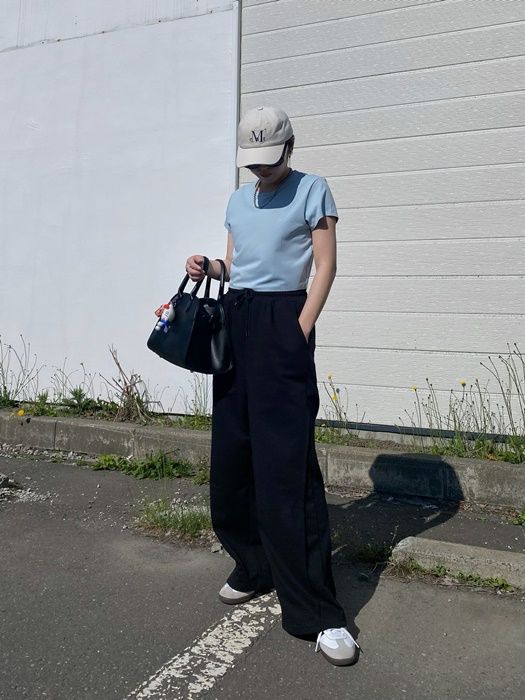 UNIQLOのブルーの「エアリズムソフトクロップドT」