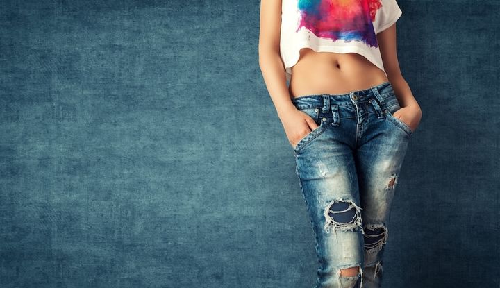 ロックTシャツを着た女性