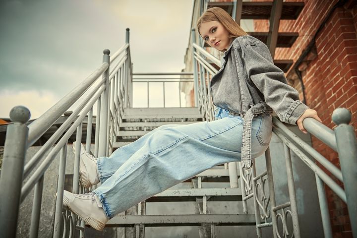 グランジファッションの女性