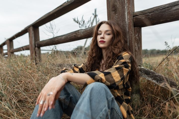 ネルシャツを着た女性