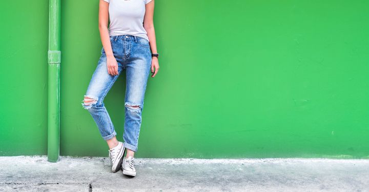 ダメージジーンズの着用した女性
