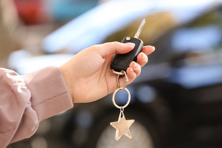 車の鍵に付けられた星型のキーリング