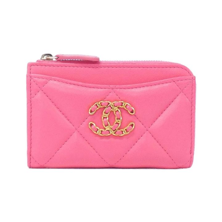 シャネルのフロントポケット付きカードケース