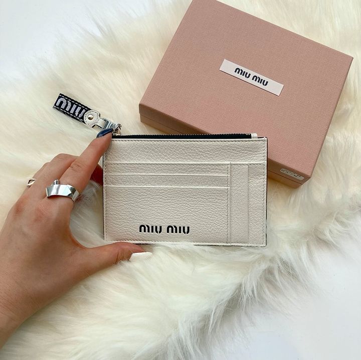 ミュウミュウの白いコインケース