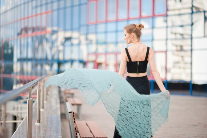 ストールをなびかせる女性